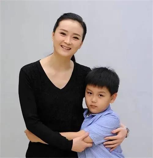 王艳儿子罕露面！19岁球球高颜值随妈，去北大后衣品提升变帅很多