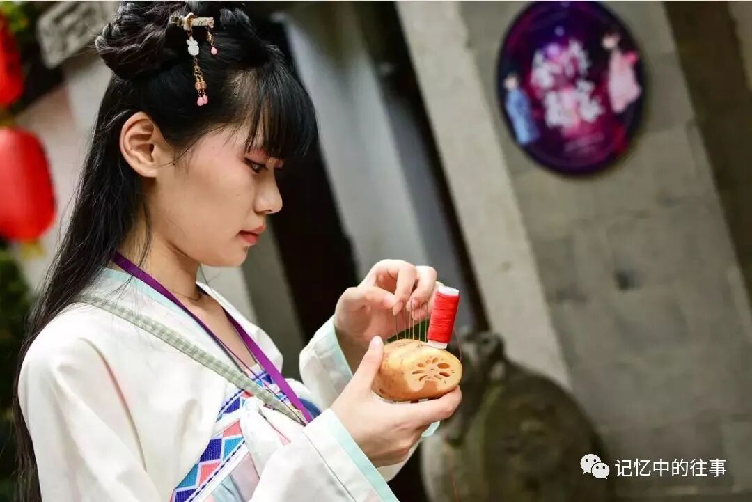 【今日七夕】七月七日七夕情，祝福送给天下人，年年岁岁手相牵，朝朝暮暮共白头！
