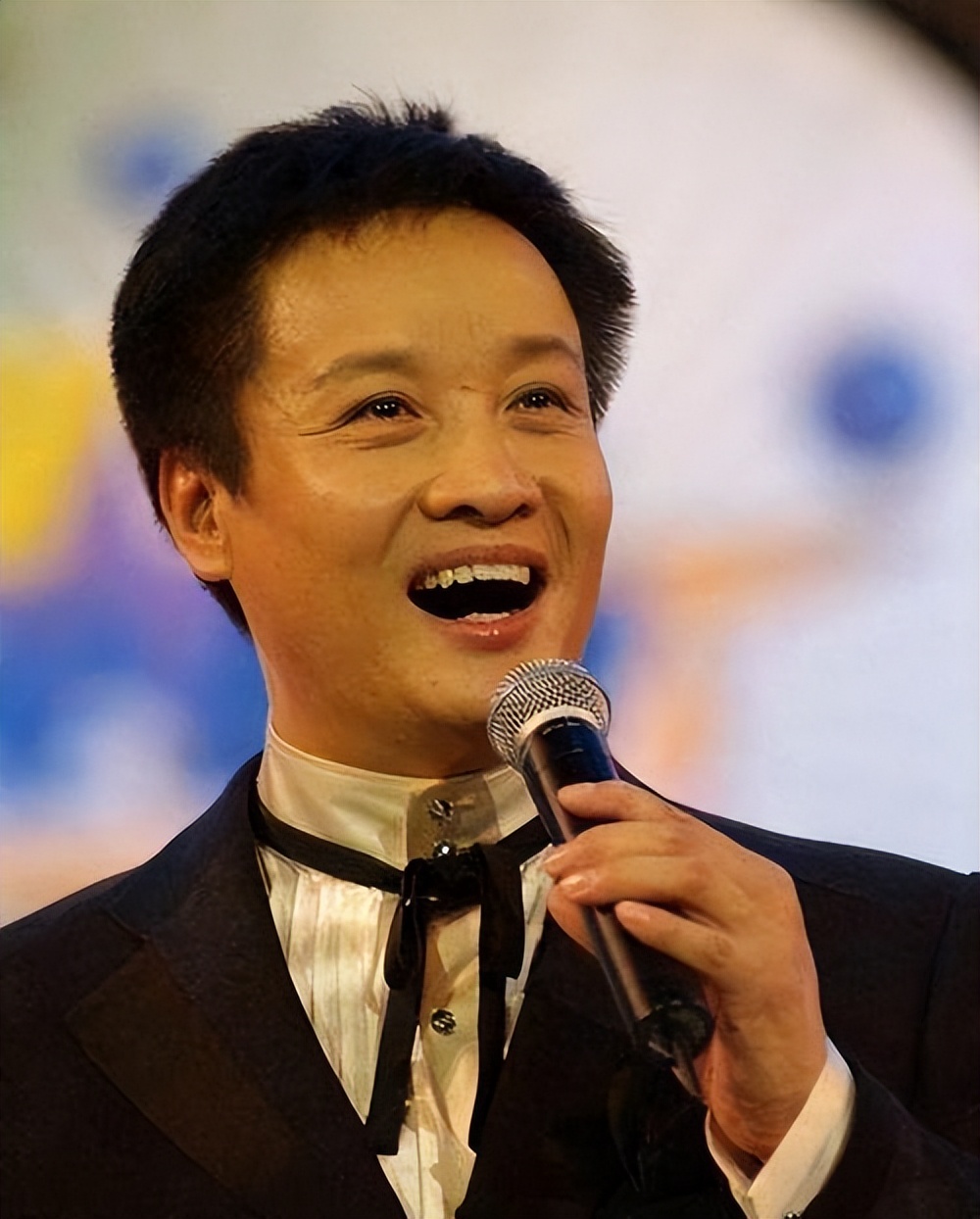 阎维文现状：曾在春晚出尽风头，如今没资格露脸，导演选人惹争议