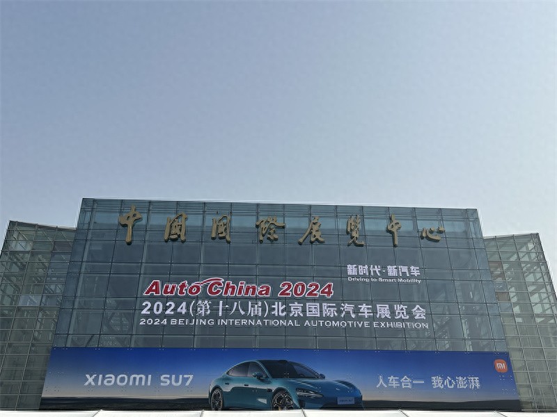 雷军霸屏，周鸿祎成“红衣车模”，车企大佬互相“串门”！北京车展首日谁是卷王？