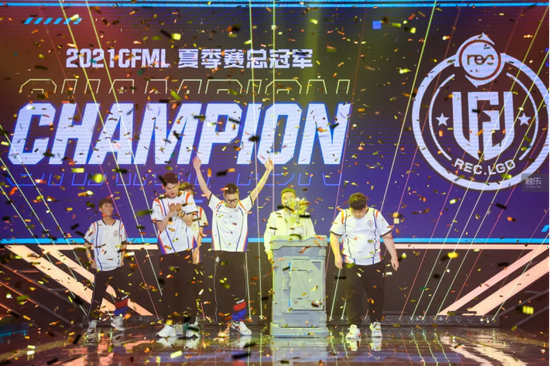 R.LGD战队在这次盛典期间举办的CFML夏季赛总决赛中获得冠军