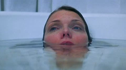 女人差点惨死在浴缸里,人性片