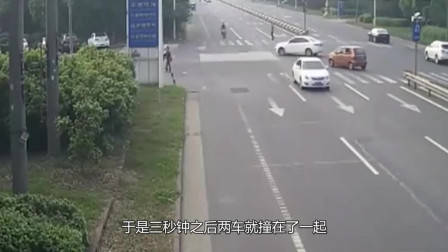 碰瓷党遇上女司机，别以为不敢撞你，男子当场被活活撞飞！